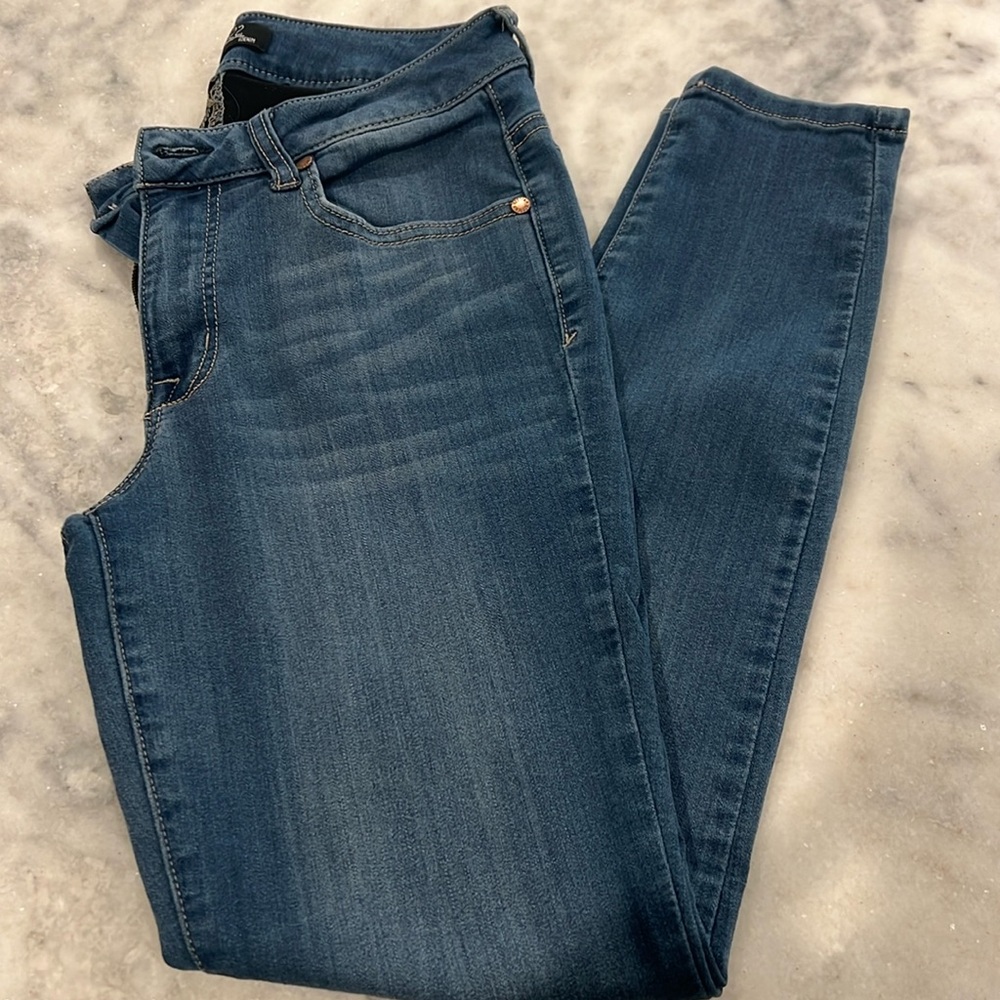 Women’s size 6 straight leg skinny jeans
